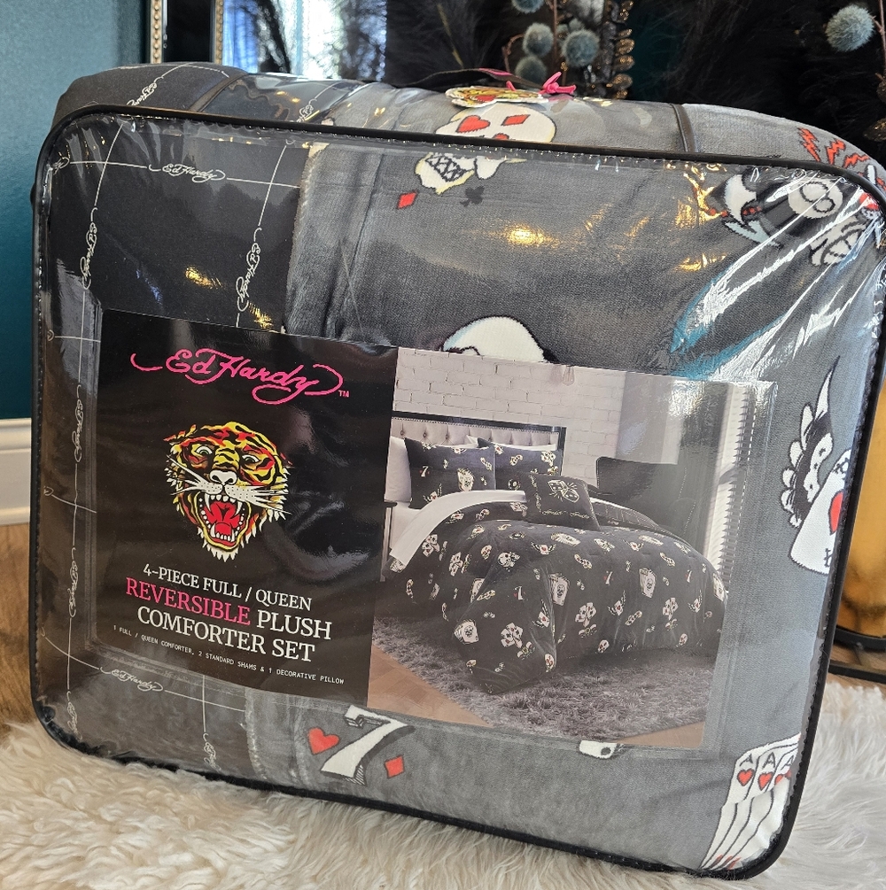 Ed Hardy 4piece Full/Queen reversible plush comforter set new